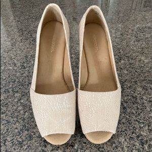 Size 8.5 Aerosols open toe neutral color.